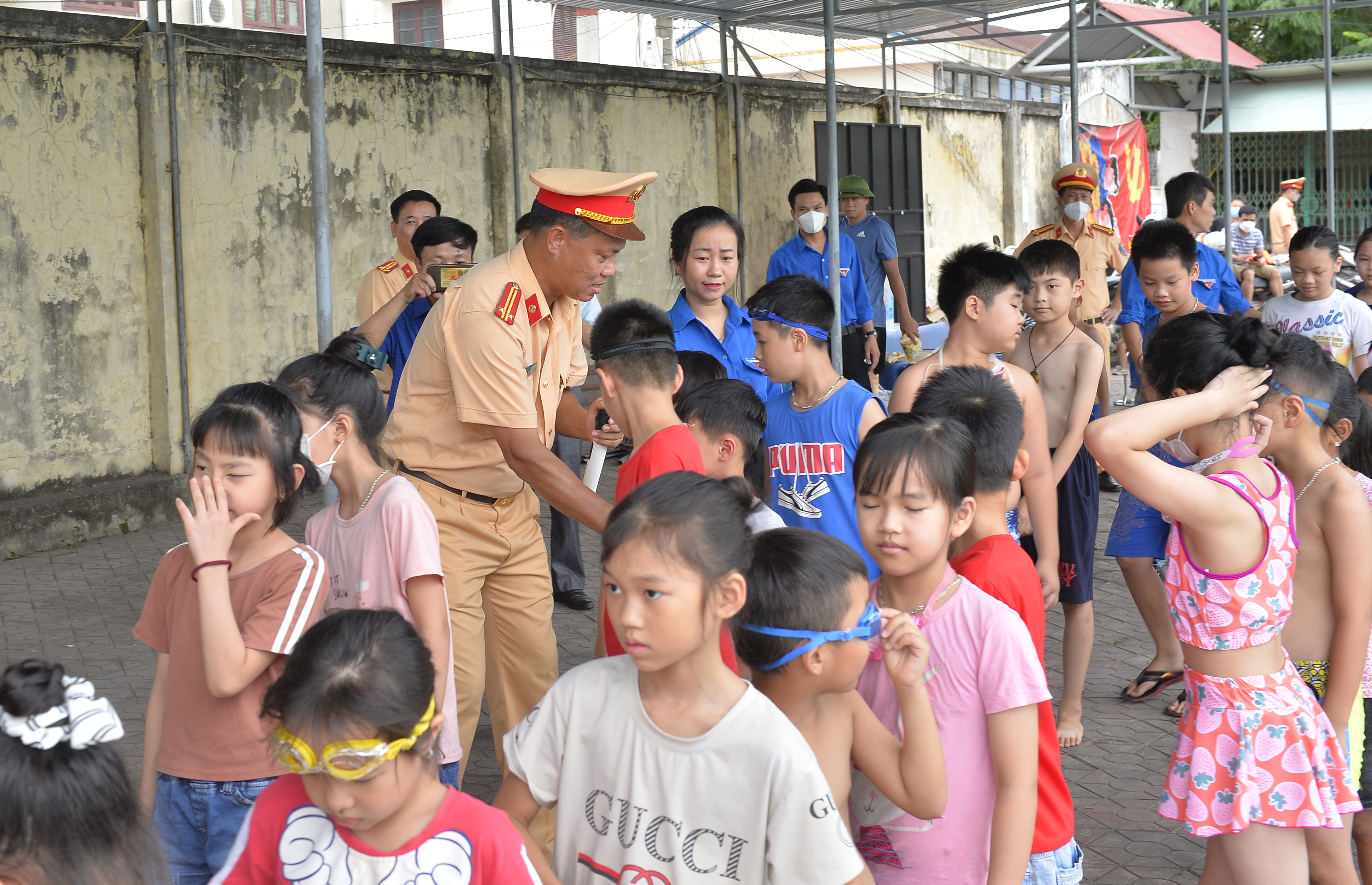 Phòng Cảnh sát đường thuỷ - CATP: Dạy bơi, kỹ năng phòng, chống đuối nước cho khoảng 200 trẻ em